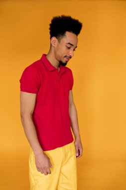 Renkli vücudu ve saçları olan mutlu koyu tenli bir adamın görüntüsü. Rahatlamış ve kendinden emin görünüyor, gülümserken gözlerini kapatıyor. İnsanlar samimi duygular yaşam tarzı konsepti