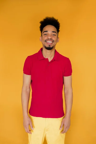 Sonriente Hombre Piel Oscura Feliz Con Pelo Ondulado Con Camiseta —  Fotos de Stock