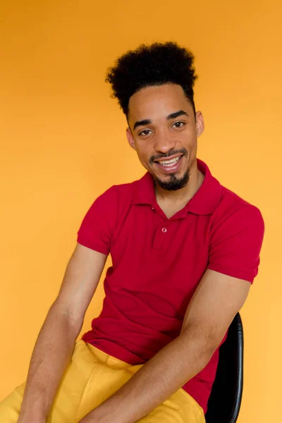 Primer Plano Estudio Retrato Hombre Piel Oscura Con Pelo Ondulado —  Fotos de Stock