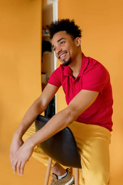 Elegante Hombre Lindo Pantalones Amarillos Camiseta Roja Sentado Silla Sobre —  Fotos de Stock