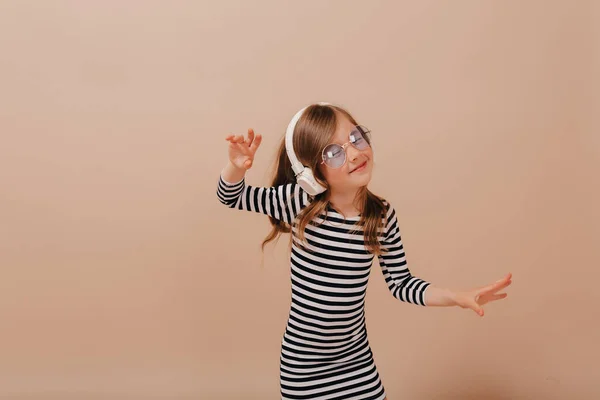 Menina Encantadora Incrível Feliz Vestindo Vestido Despojado Óculos Azuis Redondos — Fotografia de Stock