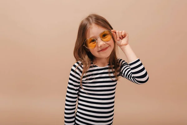 Happy Tersenyum Gadis Kecil Yang Lucu Dengan Mengenakan Kacamata Bundar — Stok Foto