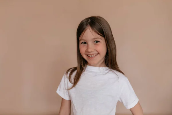 Gambar Studio Gadis Bergaya Eropa Dengan Bintik Bintik Dan Senyum — Stok Foto