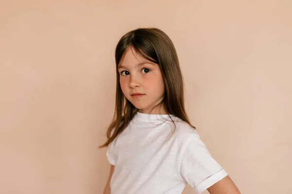 Tutup Profil Potret Gadis Cantik Eropa Dengan Shirt Putih Melihat — Stok Foto