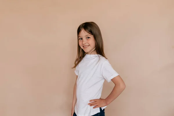Gadis Kecil Yang Cantik Dengan Senyum Bahagia Mengenakan Kaos Putih — Stok Foto