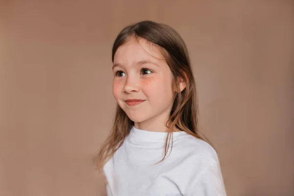 Gadis Kecil Yang Menawan Dengan Kaos Putih Dengan Rambut Longgar — Stok Foto