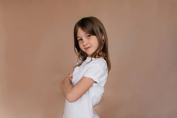 Potret Profil Gadis Kecil Yang Lucu Dengan Rambut Longgar Mengenakan — Stok Foto
