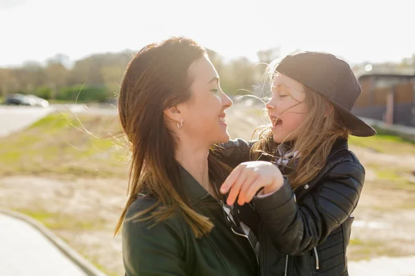 Ibu Dengan Anak Perempuan Menghabiskan Waktu Luar Musim Semi Yang — Stok Foto