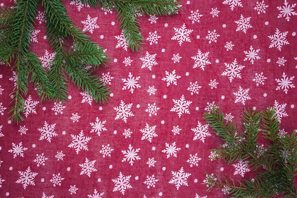 Flach Liegender Rahmen Mit Tannenzweigen Weihnachtlich Weiße Schneeflocken Auf Rotem — Stockfoto