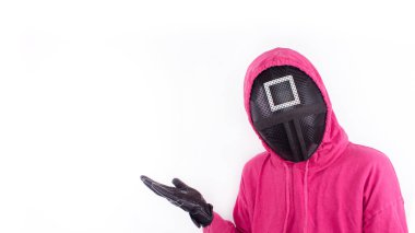 Yeni Netflix Show 'un mürekkep balığı oyunundan Pembe Muhafızlar. Kalamar Oyunu kırmızı muhafızı beyaz arkaplanda metin için el ele tutuşur. Mesaj için yer var. Güney Kore TV dizisi. 