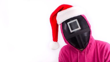 Beyaz arka planda Noel şapkası olan mürekkep balığı oyunu pembe gardiyanı. Mesaj için yer var. Yeni Netflix Şov 'un Kalamar Oyunu' ndan Red Guard. Güney Kore TV dizisi. 