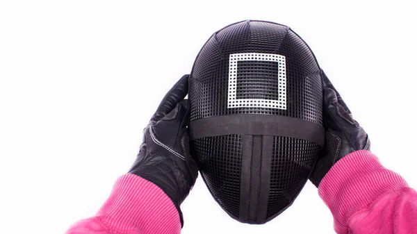 Beyaz arka planda maske tutan pembe mürekkep balığı avcılarının POV görüntüsü. Mesaj için yer var. Yeni Netflix Şov Kalamar Oyunundan Kırmızı Muhafız. 