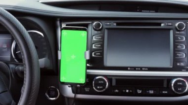 Gösterge panelindeki yeşil ekran akıllı telefona yakın çekim. Navigasyon uygulaması. Chromakey modeli. Sosyal iletişim ağı. GPS haritası.