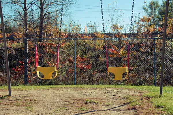 Brillantes Oscilaciones Cadena Amarillas Rojas Parque Infantil Otoño Restricciones Covid — Foto de Stock
