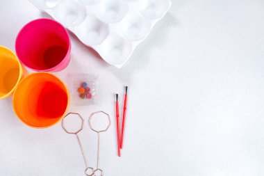 Paskalya yumurtası boyası ve dekorasyon aletleri. Paskalya yumurtaları boyası için aksesuarlar. Metin için boşluk