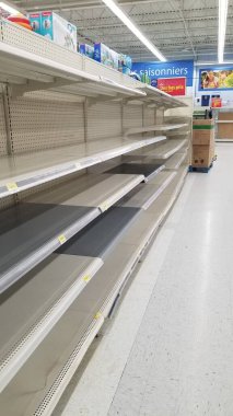 Boş süpermarket rafları. Kamyon şoförlerinin grevinden dolayı marketlerde raflar ve ürün sıkıntısı