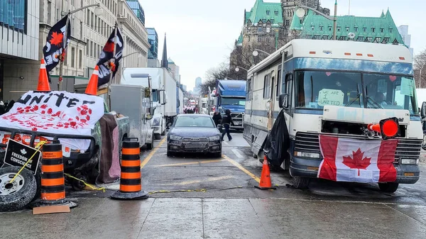 Özgürlük konvoyu 2022 Ottawa şehir merkezinde, özgürlük konvoyu. Kanada konvoyu COVID-19 aşısını protesto ediyor. Aşı yok Ottawa Ontario, Kanada - 1 Şubat 2022