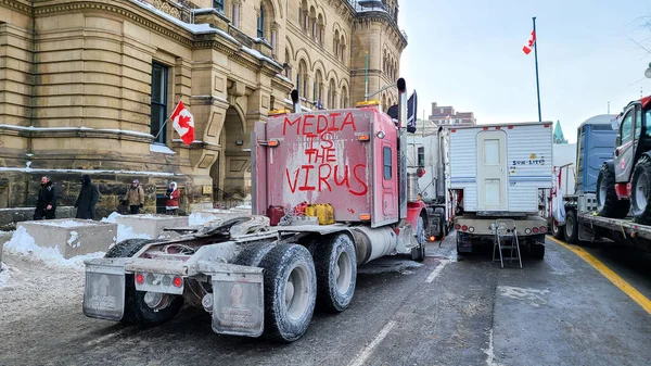 Özgürlük konvoyu 2022 Ottawa şehir merkezinde, özgürlük konvoyu. Kanada konvoyu COVID-19 aşısını protesto ediyor. Aşı yok Ottawa Ontario, Kanada - 1 Şubat 2022