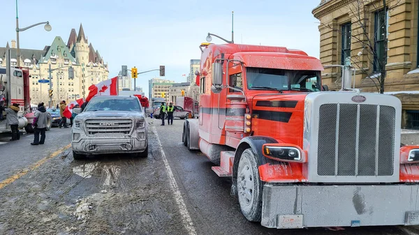 Özgürlük konvoyu 2022 Ottawa şehir merkezinde, özgürlük konvoyu. Kanada konvoyu COVID-19 aşısını protesto ediyor. Aşı yok Ottawa Ontario, Kanada - 1 Şubat 2022