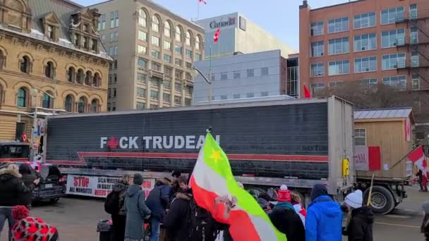 Freedom Convoy 2022 in der Innenstadt von Ottawa, Konvoi der Freiheit. Kanadischer Konvoi protestiert gegen COVID-19 Impfstoff. Keine Impfpflicht Ottawa Ontario, Kanada - 1. Februar 2022 — Stockvideo