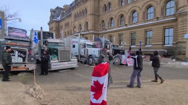 2022年自由运输队抵达渥太华市中心，获得自由。加拿大车队抗议COVID-19疫苗。没有疫苗授权加拿大安大略省渥太华- 2022年2月1日 — 图库视频影像