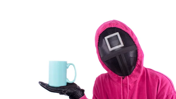 Pembe mürekkep balığı oyun bekçisi, beyaz arka plandaki yazı için mavi kupayı elinde tutuyor. Netflix 'in yeni oyununun gardiyanı. Mesaj için yer var. Gatineau, Quebec Kanada - 2 Aralık 2021