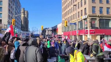 Özgürlük konvoyu 2022 Ottawa şehir merkezinde, özgürlük konvoyu. Kanada konvoyu COVID-19 aşısını protesto ediyor. Aşı yok Ottawa Ontario, Kanada - 13 Şubat 2022