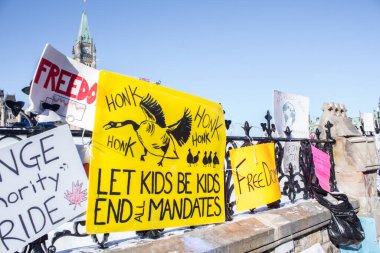 Parlamento binasının çitleri protesto işaretleriyle kaplı. Ottawa şehir merkezinde özgürlük konvoyu 2022, COVID-19 aşısına karşı Kanada 'da Ottawa Ontario, Kanada - 13 Şubat 2022.