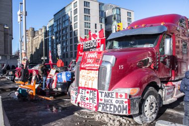 Özgürlük konvoyu 2022 Ottawa şehir merkezinde, özgürlük konvoyu. Kanada konvoyu COVID-19 aşısını protesto ediyor. Aşı yok Ottawa Ontario, Kanada - 13 Şubat 2022.