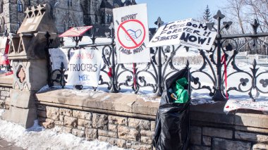 Parlamento binasının çitleri protesto işaretleriyle kaplı. Ottawa şehir merkezinde özgürlük konvoyu 2022, COVID-19 aşısına karşı Kanada 'da Ottawa Ontario, Kanada - 13 Şubat 2022