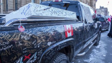 Özgürlük konvoyu 2022 Ottawa şehir merkezinde, özgürlük konvoyu. Kanada konvoyu COVID-19 aşısını protesto ediyor. Aşı yok Ottawa Ontario, Kanada - 13 Şubat 2022
