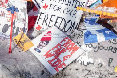 Parlamento binasının çitleri protesto işaretleriyle kaplı. Ottawa şehir merkezinde özgürlük konvoyu 2022, COVID-19 aşısına karşı Kanada 'da Ottawa Ontario, Kanada - 13 Şubat 2022