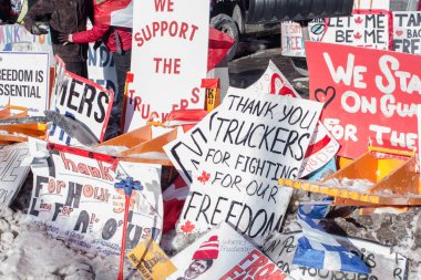 Parlamento binasının çitleri protesto işaretleriyle kaplı. Ottawa şehir merkezinde özgürlük konvoyu 2022, COVID-19 aşısına karşı Kanada 'da Ottawa Ontario, Kanada - 13 Şubat 2022