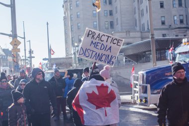 Özgürlük konvoyu 2022 Ottawa şehir merkezinde, özgürlük konvoyu. Kanada konvoyu COVID-19 aşısını protesto ediyor. Aşı yok Ottawa Ontario, Kanada - 13 Şubat 2022
