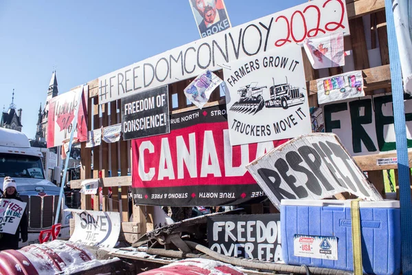 Parlamento binasının çitleri protesto işaretleriyle kaplı. Ottawa şehir merkezinde özgürlük konvoyu 2022, COVID-19 aşısına karşı Kanada 'da Ottawa Ontario, Kanada - 13 Şubat 2022