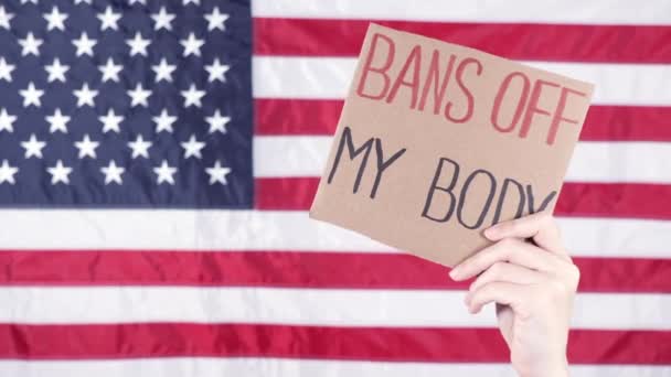 看板を持っている女性は背景に私の体のアメリカの旗を禁止します 反中絶法に対する抗議 女性のストライキ 女性の権利の自由 — ストック動画