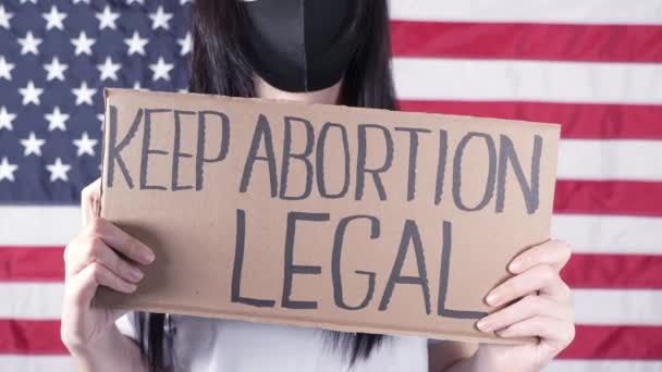 Молода Жінка Чорній Масці Тримає Картон Юридичним Знаком Keep Abortion — стокове відео