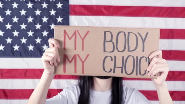 Mulher Segurando Sinal Body Choice Bandeira Americana Fundo Protesto Contra — Vídeo de Stock