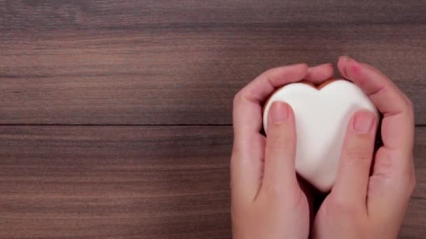 Female Hands Showing White Big Heart Cookie Close Hands Hide — Vídeo de Stock