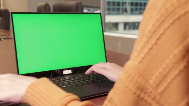 Side View Shot Freelancers Hands Typing Smartphone Green Screen Next — Vídeos de Stock