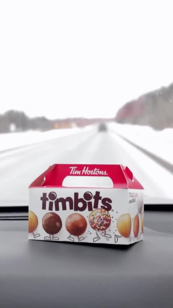 一个小吃盒蒂姆霍顿定时器洞在移动的汽车面板上 带着糖果小吃旅行 2022年1月11日 加拿大魁北克蒙特利尔 — 图库视频影像