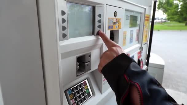 Motion Man Instructions Screen Gas Removing Credit Card Gas Station — стокове відео