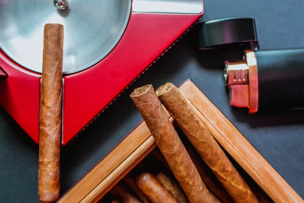 Offener Humidor Mit Zigarren Aschenbecher Und Zigarrenlampe Rauchset Zubehör Vorhanden — Stockfoto