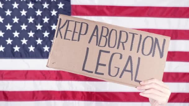 Молода Жінка Протестувальник Тримає Картон Юридичним Знаком Keep Abortion Проти — стокове відео