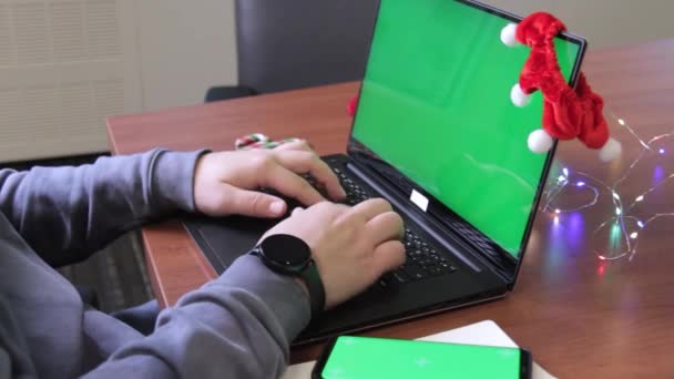 Man Hands Using Laptop Computer Blank Green Screen Christmas Happy — Vídeo de Stock