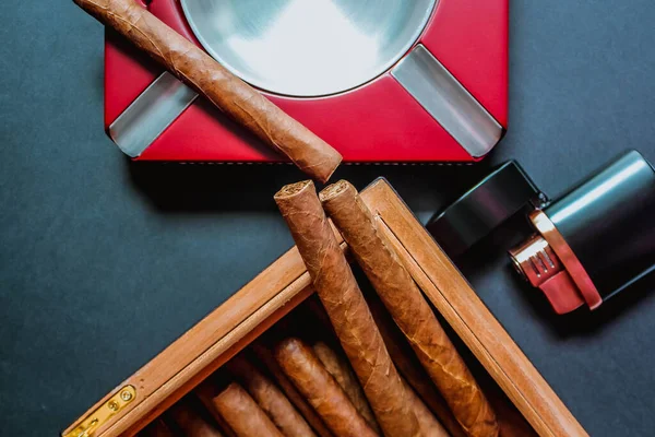 Humidor Aperto Con Sigari Posacenere Torcia Sigari Set Accessori Fumatori — Foto Stock