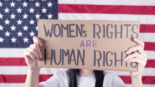Kobieta Masce Napisem Prawa Kobiet Amerykańska Flaga Tle Protest Przeciwko — Wideo stockowe