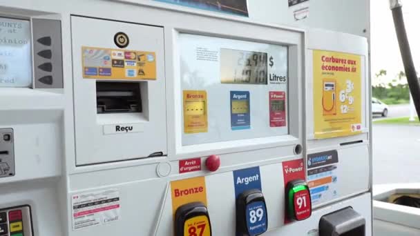 Wysokie Ceny Gazu Zamknij Pompę Stacji Benzynowej Wyświetlając Ceny Dla — Wideo stockowe
