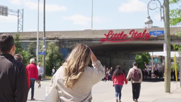 People Walking Sunny Street Enjoying Summer Slow Motion Video Crowd — 비디오