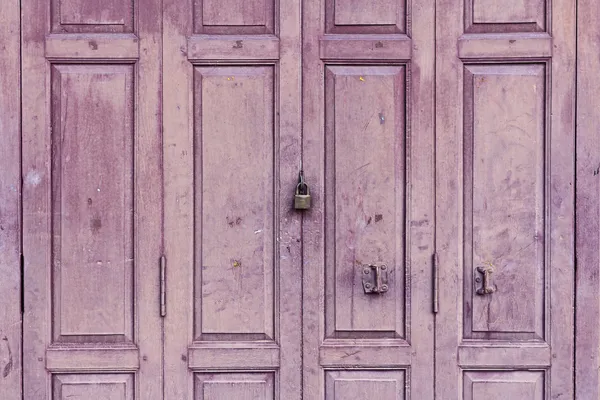 古い木造紫色の扉 — ストック写真